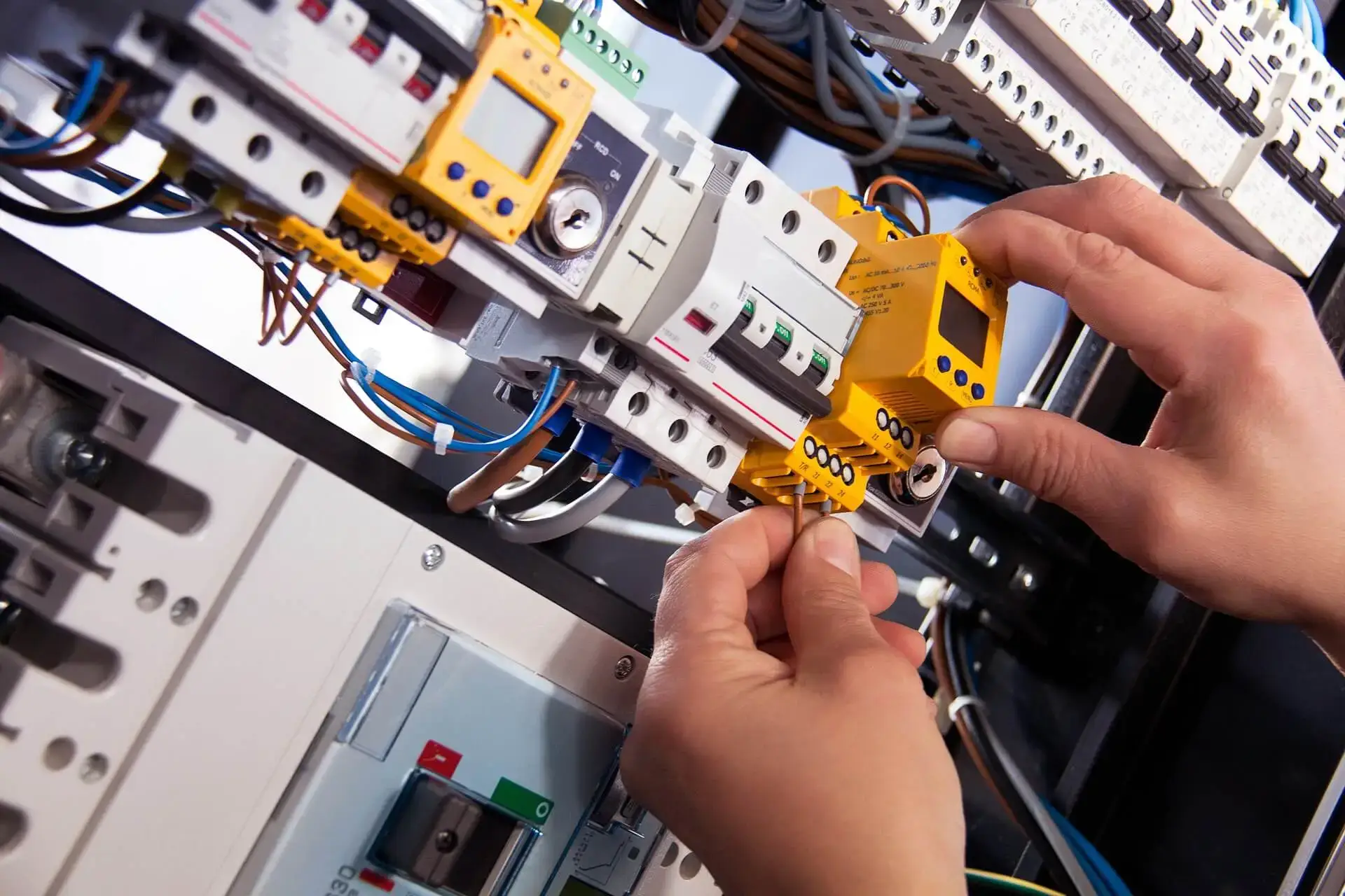 Certified electricians in Roehampton