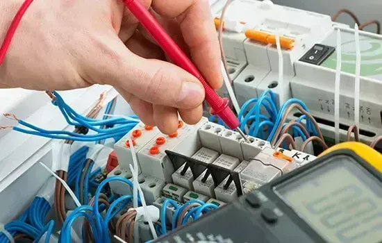 Professional electrician in Roehampton